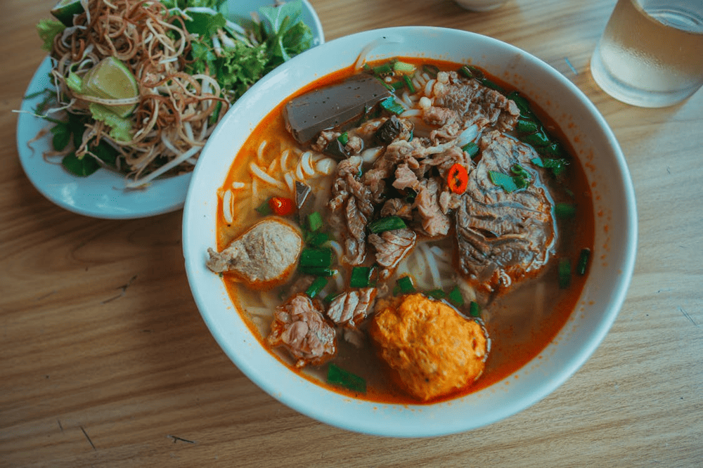 Bún bò Huế O Uông được biến tấu theo hương vị Hà Nội với nước dùng thanh đạm, ít mắm hơn (Nguồn: Pexels)